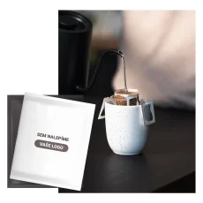 Káva ve filtru s vlastní etiketou na přední straně