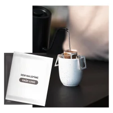 Káva ve filtru s vlastní etiketou na přední straně